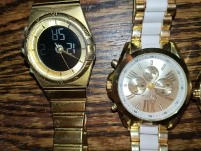 Set de 4 relojes dorados para hombre - miniatura 3