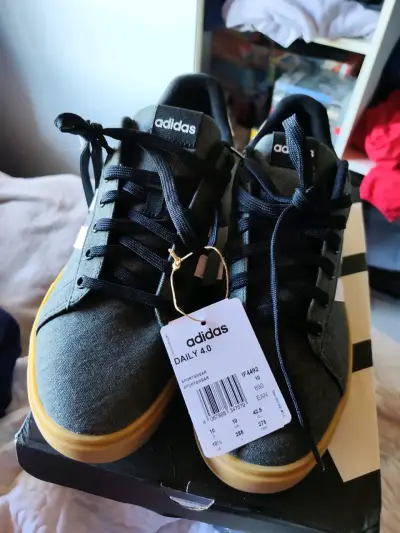 Zapatillas Adidas Daily 4.0 negras con suela cafe - miniatura 1