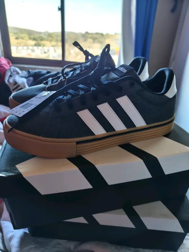Zapatillas Adidas Daily 4.0 negras con suela cafe - 2