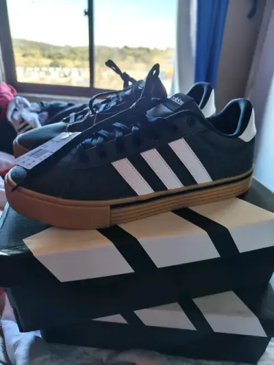 Zapatillas Adidas Daily 4.0 negras con suela cafe - miniatura 2