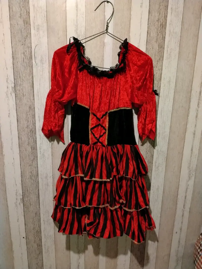 Disfraz de niña estilo pirata rojo y negro