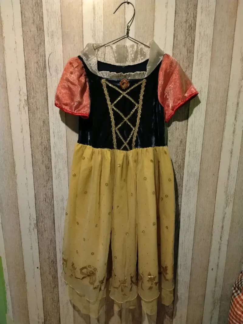 Disfraz de princesa para niña con detalles dorados