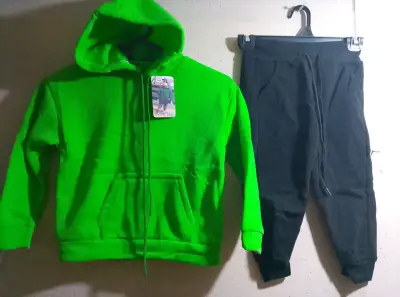 Conjunto deportivo verde y negro para niños - miniatura 2