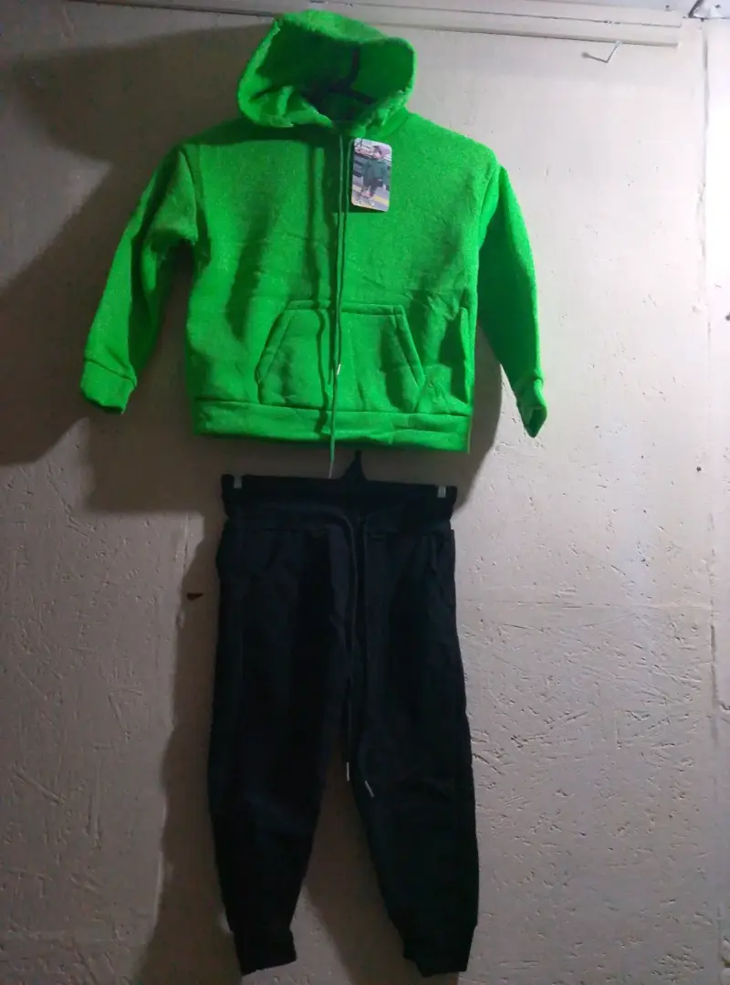 Conjunto deportivo verde y negro para niños - 3