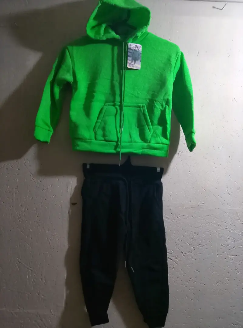 Conjunto deportivo verde y negro para niños - 4