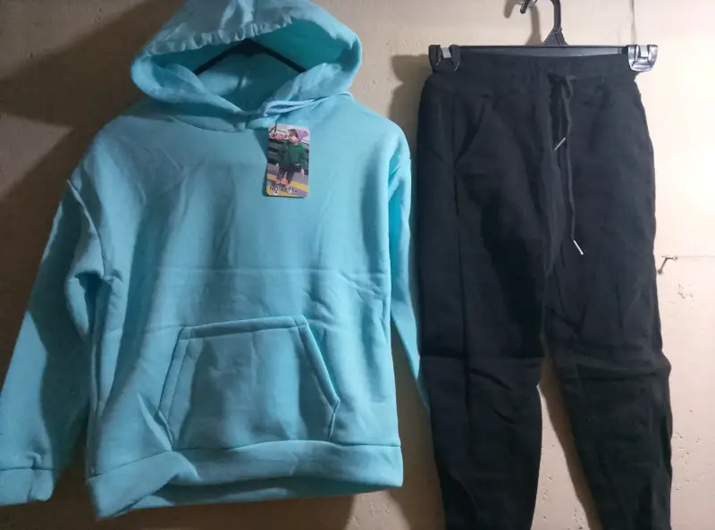 Conjunto deportivo verde y negro para niños - 5