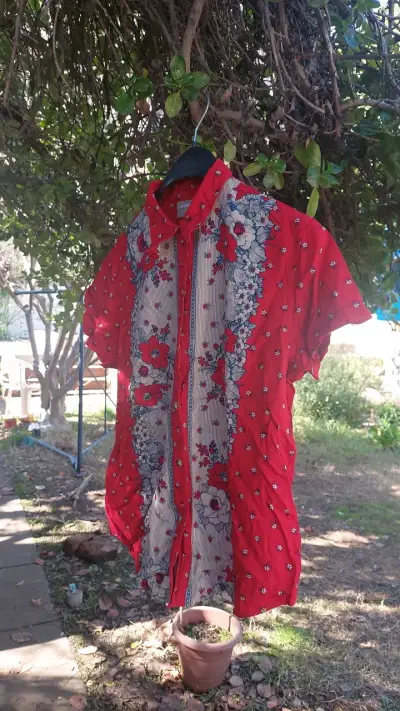 Blusa roja floral Liz Claiborne - miniatura 1