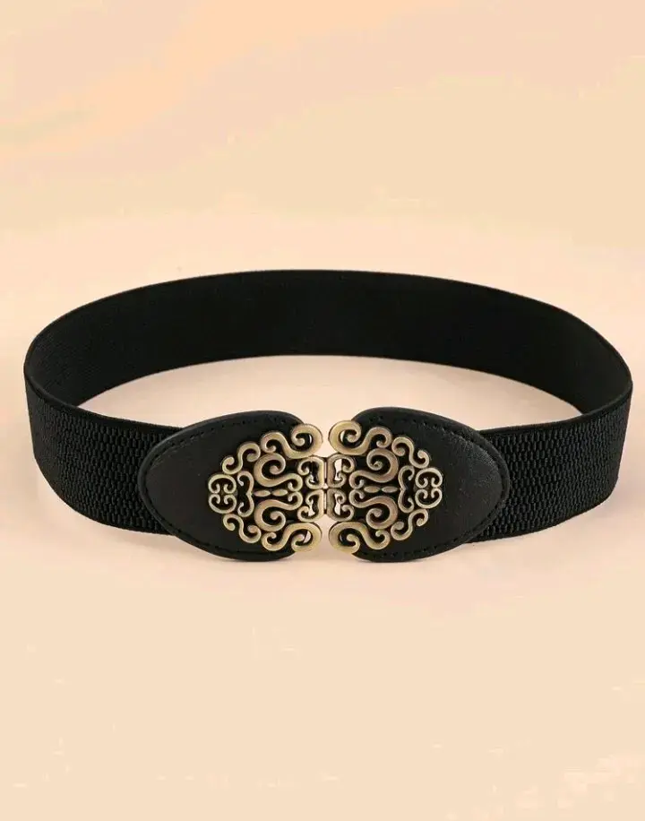 Cinturón elástico negro con hebilla decorativa