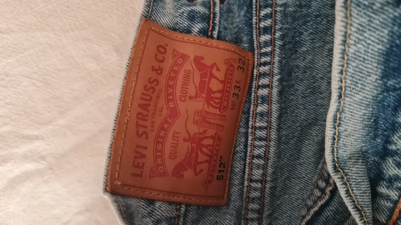 Jeans levi strauss, jeans MUV2 y camisas varias - 11