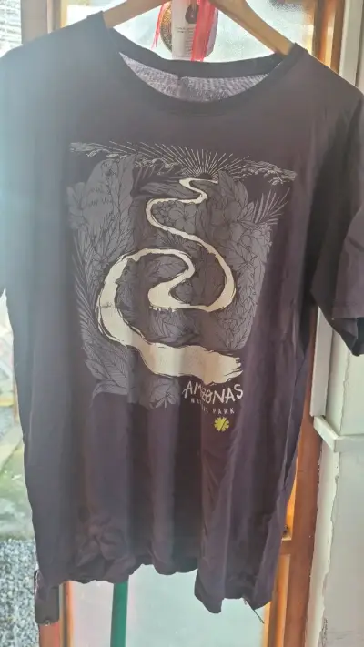 Polera morada con diseño Amazonas National Park - miniatura 1