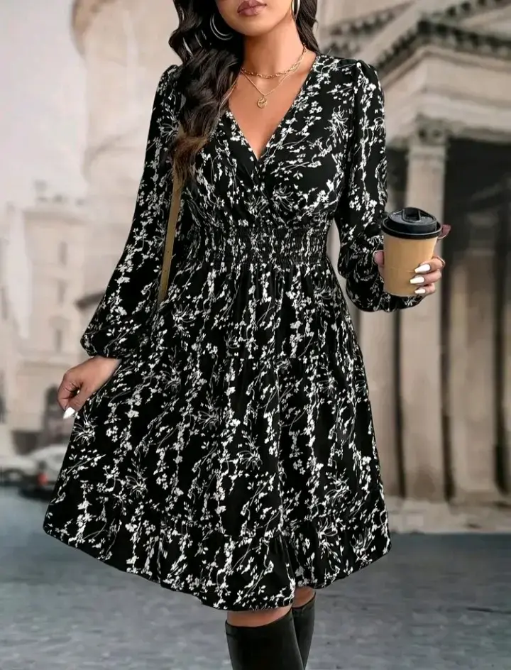 Vestido negro floral de manga larga - 1