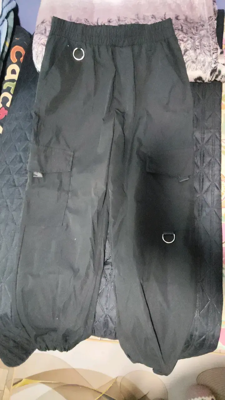 Pantalones cargo negros con bolsillos
