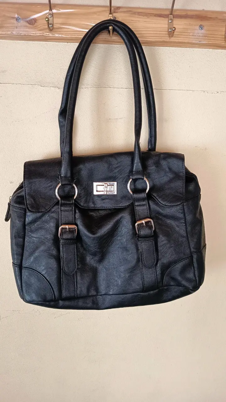 Bolso de cuero negro elegante