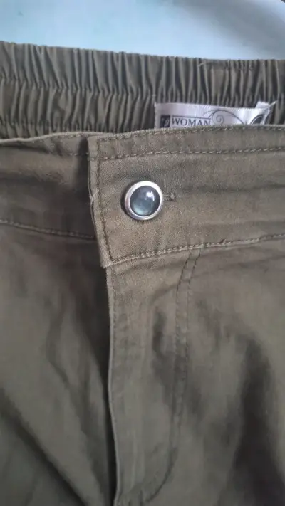 Pantalones verdes de mujer con cintura elástica - miniatura 2