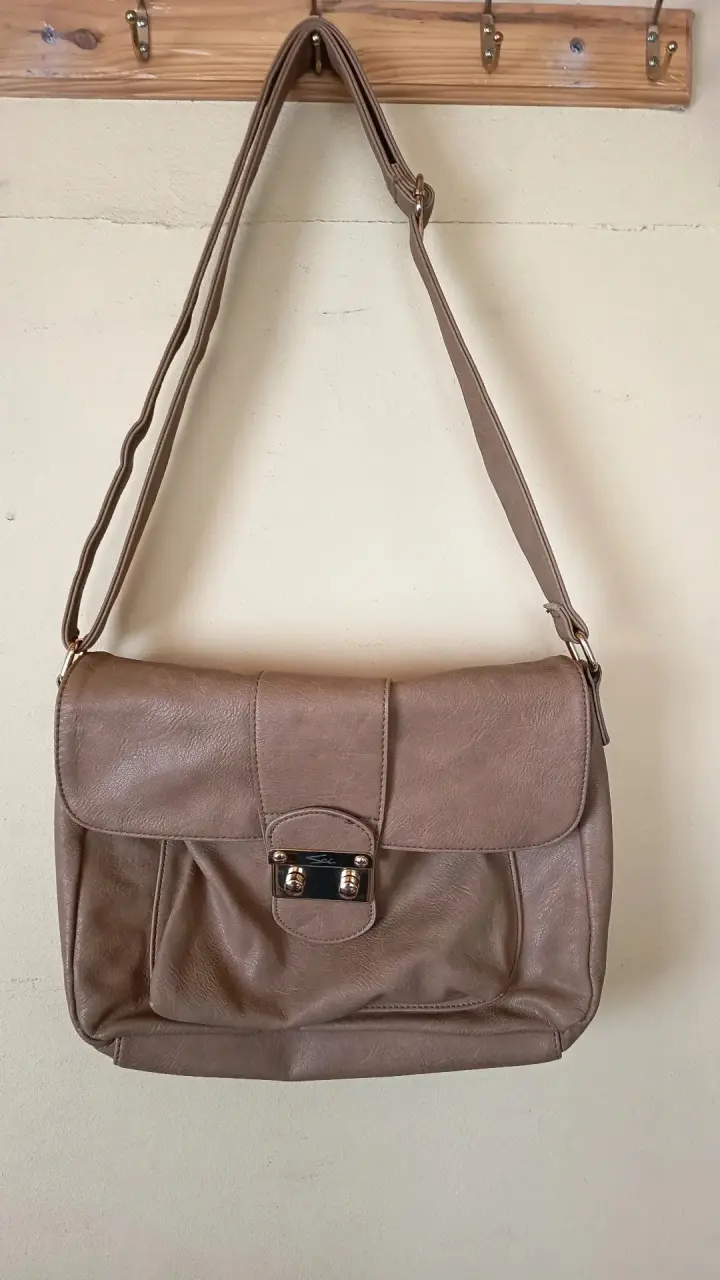 Cartera de cuero marrón con correa ajustable