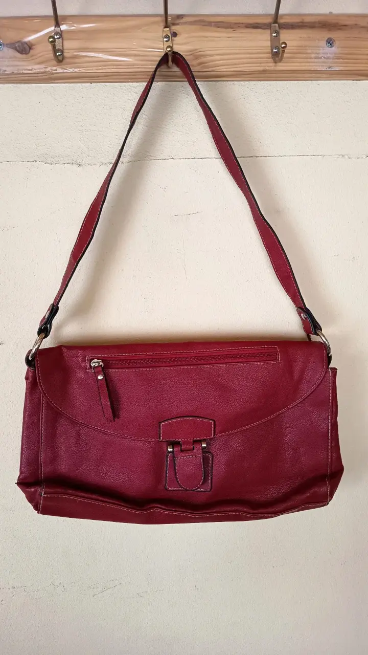 Cartera de cuero roja con correa ajustable