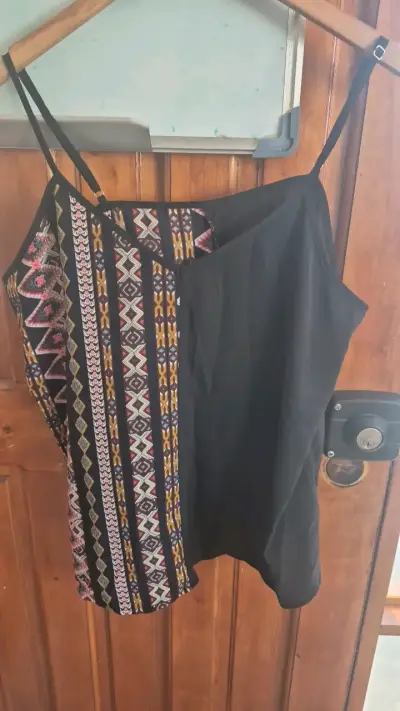 Polera pabilo  con diseño étnico y negro - miniatura 1
