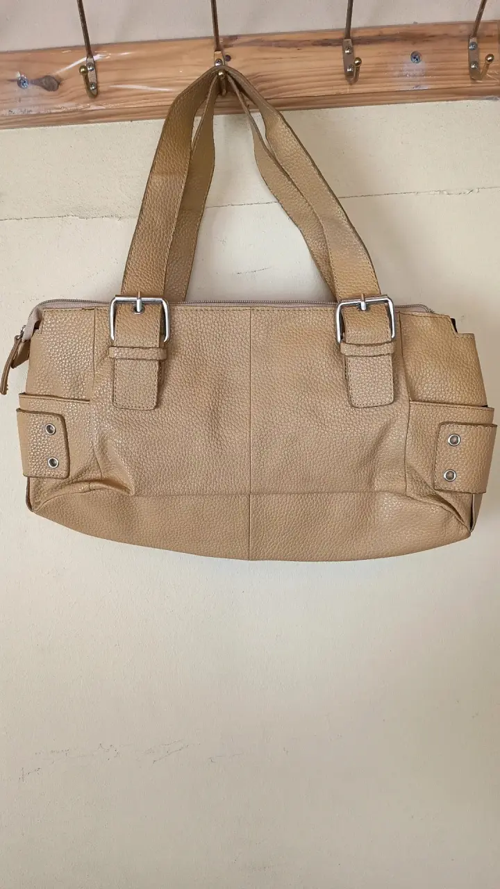 Bolso de mano beige con hebillas metálicas