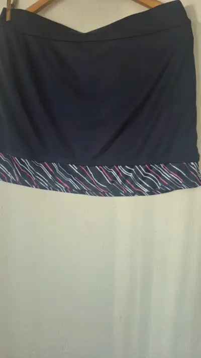 Falda short deportiva azul con diseño moderno - miniatura 1