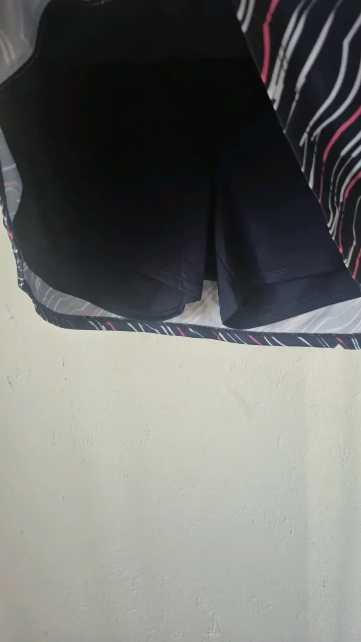 Falda short deportiva azul con diseño moderno - 2
