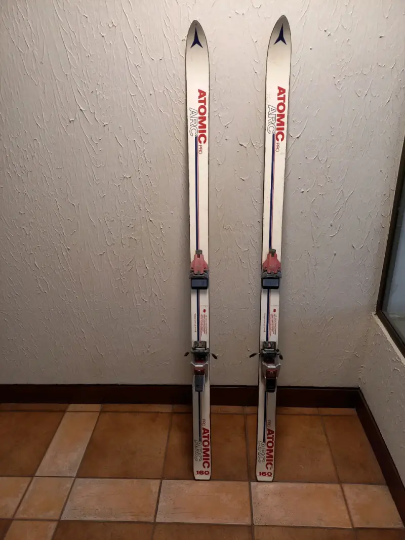 Esquís Atomic ARC Pro 160 con fijaciones Tyrolia - 1