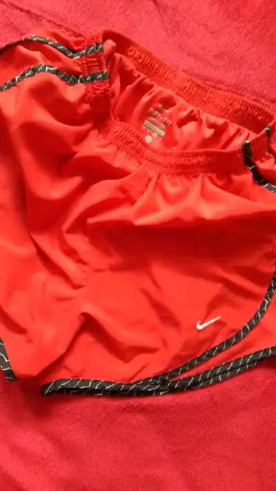 Shorts deportivos rojos Nike Dri-FIT para mujer - miniatura 1