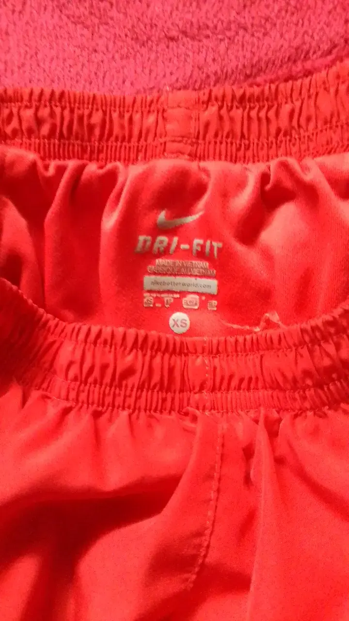 Shorts deportivos rojos Nike Dri-FIT para mujer - 2
