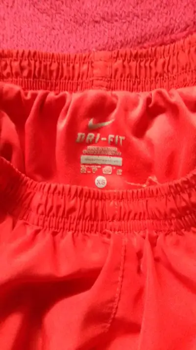 Shorts deportivos rojos Nike Dri-FIT para mujer - miniatura 2