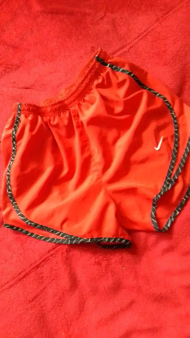 Shorts deportivos rojos Nike Dri-FIT para mujer - 3