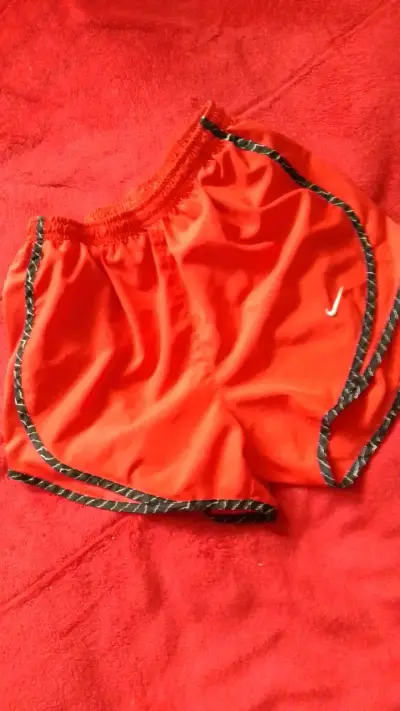 Shorts deportivos rojos Nike Dri-FIT para mujer - miniatura 3