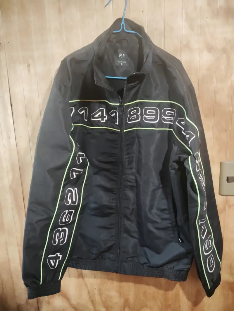 Chaqueta negra con diseño numérico FSP - 1