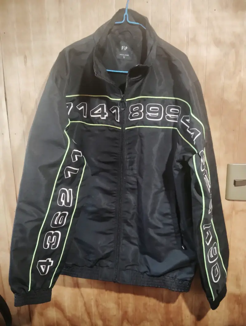 Chaqueta negra con diseño numérico FSP - 2