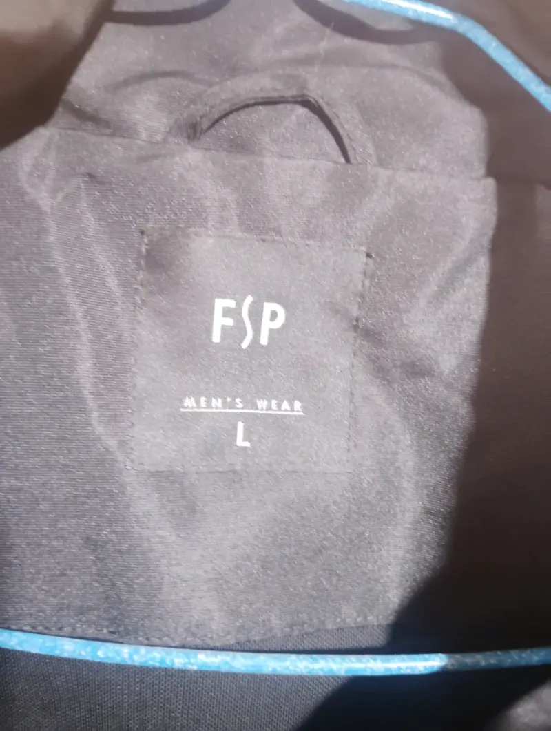 Chaqueta negra con diseño numérico FSP - 3