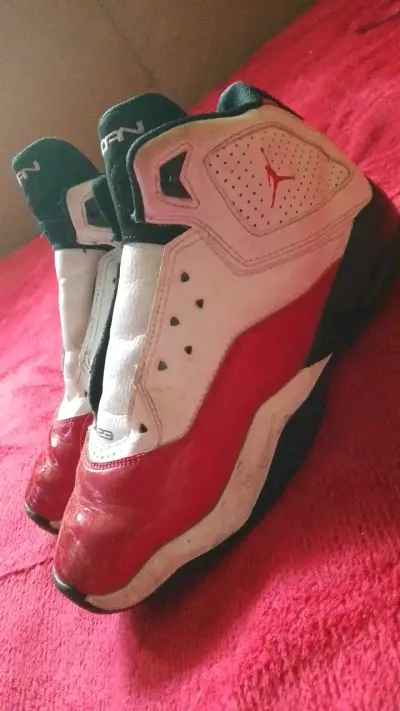 Zapatillas deportivas Jordan blancas y rojas - miniatura 1