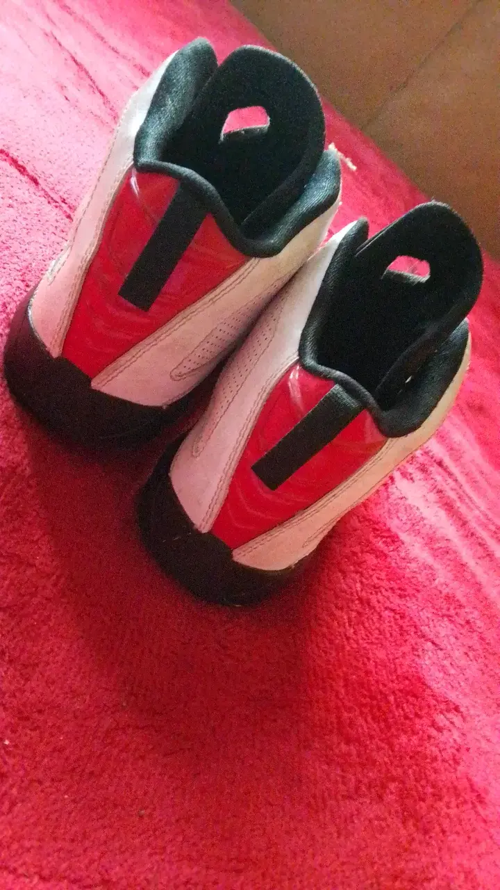 Zapatillas deportivas Jordan blancas y rojas - 3