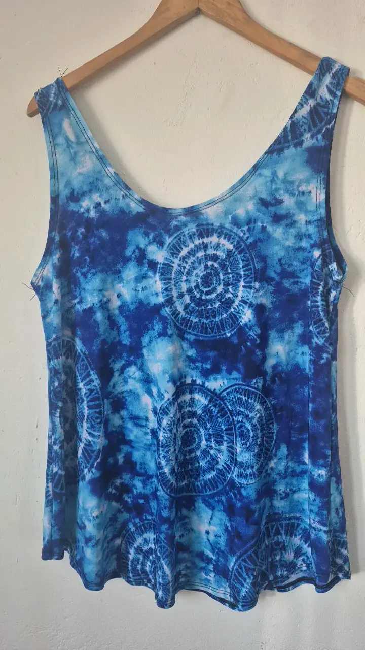 Polera sin mangas tie-dye azul - 1