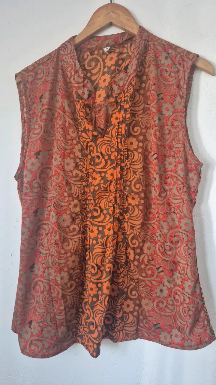 Blusa sin mangas estampada floral naranja y marrón - 1