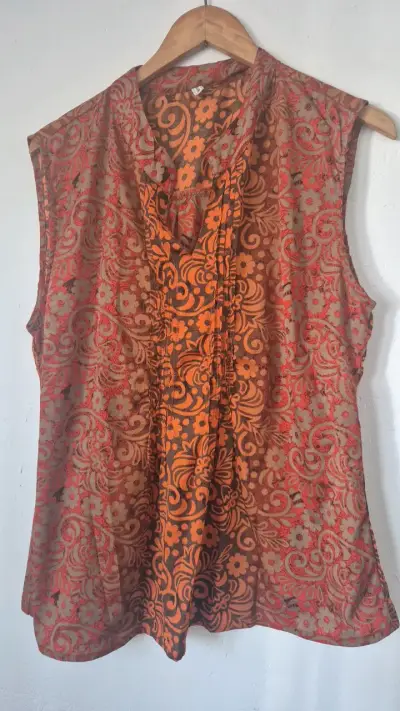 Blusa sin mangas estampada floral naranja y marrón - miniatura 1