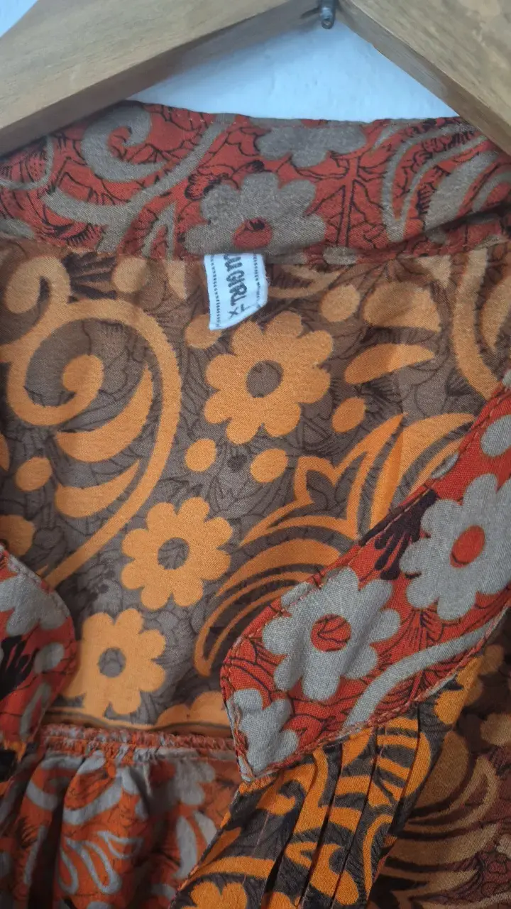 Blusa sin mangas estampada floral naranja y marrón - 2