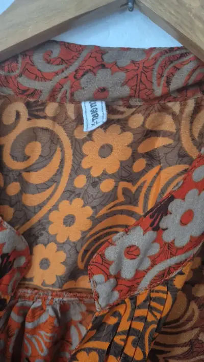 Blusa sin mangas estampada floral naranja y marrón - miniatura 2