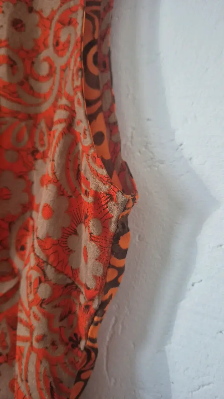 Blusa sin mangas estampada floral naranja y marrón - 4