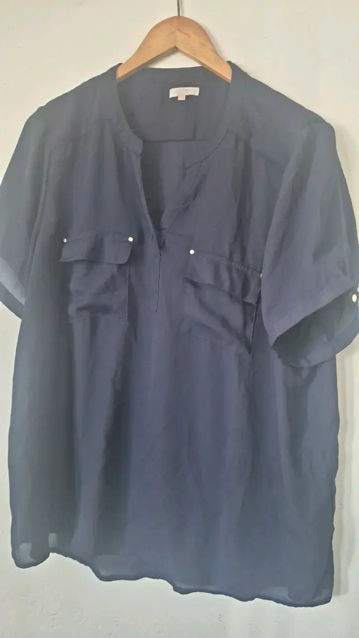 Blusa azul marino de mujer con bolsillos - 1