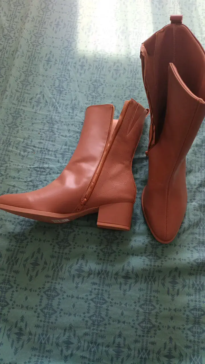Botas de cuero marrón con tacón medio