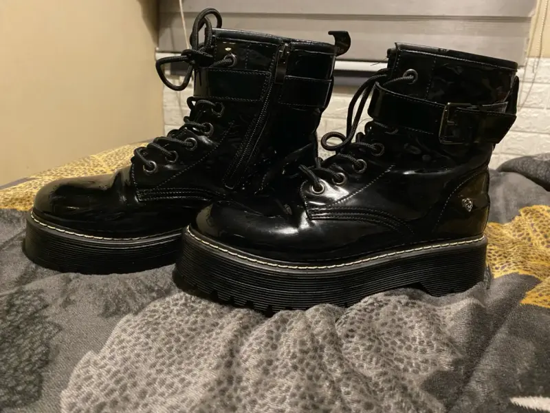 Botas negras de charol con plataforma - 1