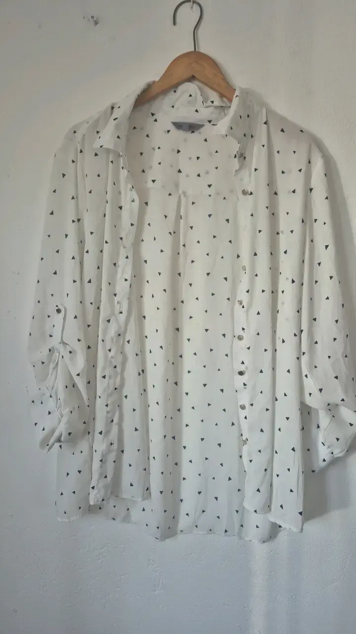 Blusa Blanca con Estampado de Triángulos - 1