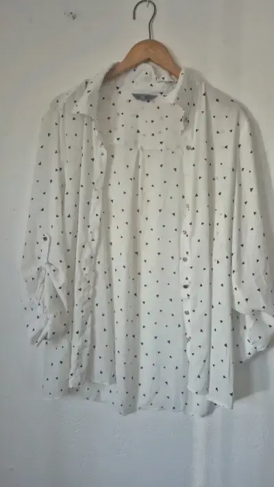 Blusa Blanca con Estampado de Triángulos - miniatura 1