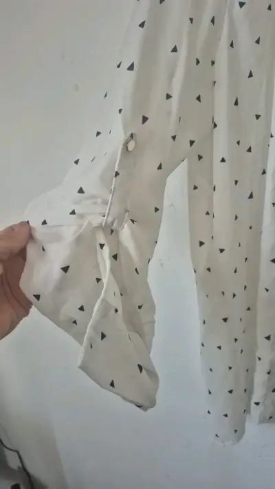 Blusa Blanca con Estampado de Triángulos - miniatura 2