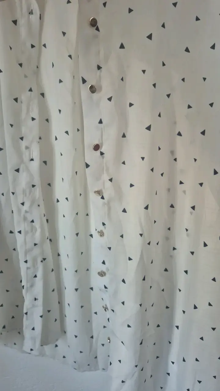 Blusa Blanca con Estampado de Triángulos - 4