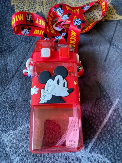 Botella de agua infantil Mickey Mouse roja - miniatura 1