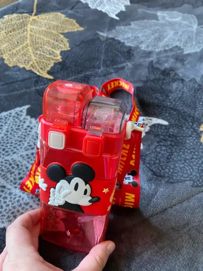 Botella de agua infantil Mickey Mouse roja - miniatura 3